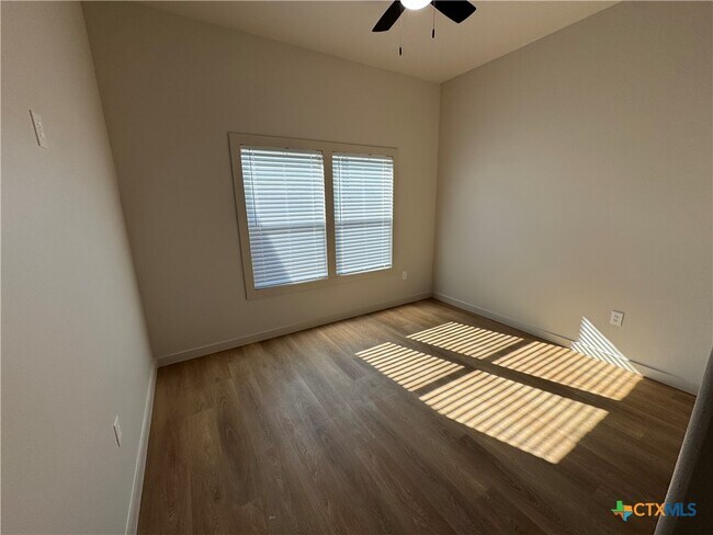 Building Photo - 318 Warehouse Rd