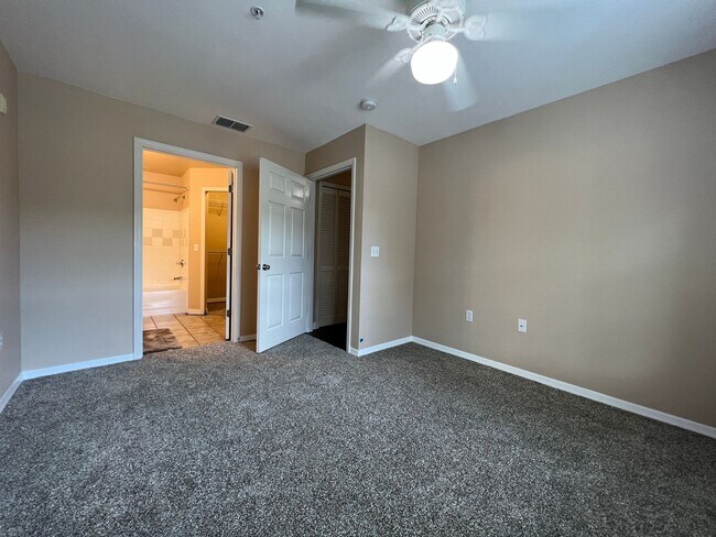 Building Photo - Beautiful 2-bedroom, 2-bath Condo available in sought after Admirals Walk private gated community.