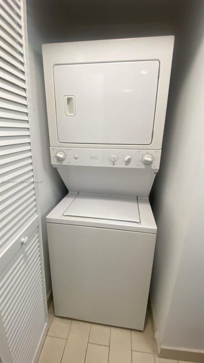 Building Photo - 1111 SW 1st Ave