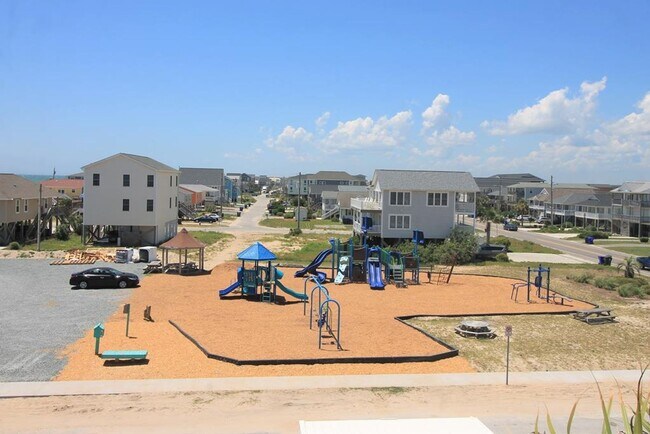 Building Photo - 5BR, 4BA Townhome - Pet Friendly with Beac...