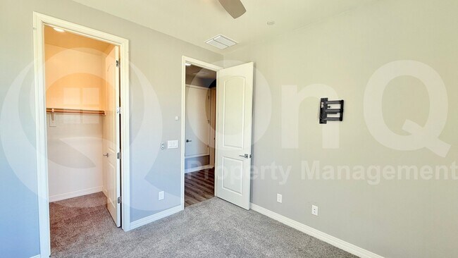 Building Photo - 7423 E Paraiso Dr