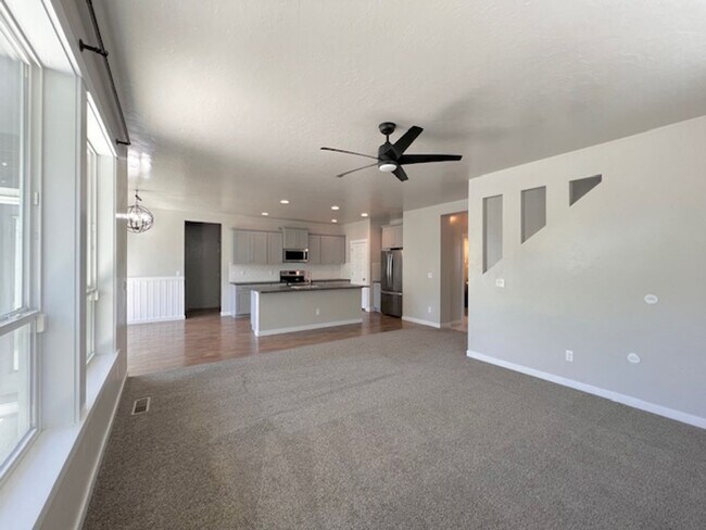 Building Photo - Beautiful 4 Bed, 2.5 Bath Plus Office in S...