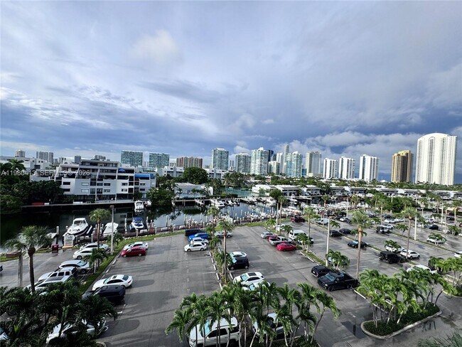 Building Photo - 400 Kings Point Dr