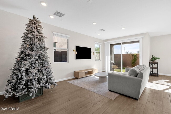 Building Photo - 5823 E Rose Garden Ln