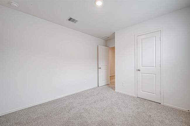 Building Photo - 5034 Balcolm Dr