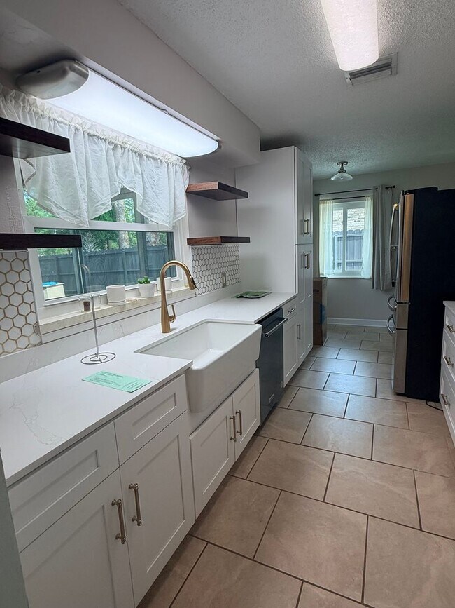 Building Photo - Beautifully Remodeled Lake Front Solar home. Call Sheila Campbell 407-687-7900