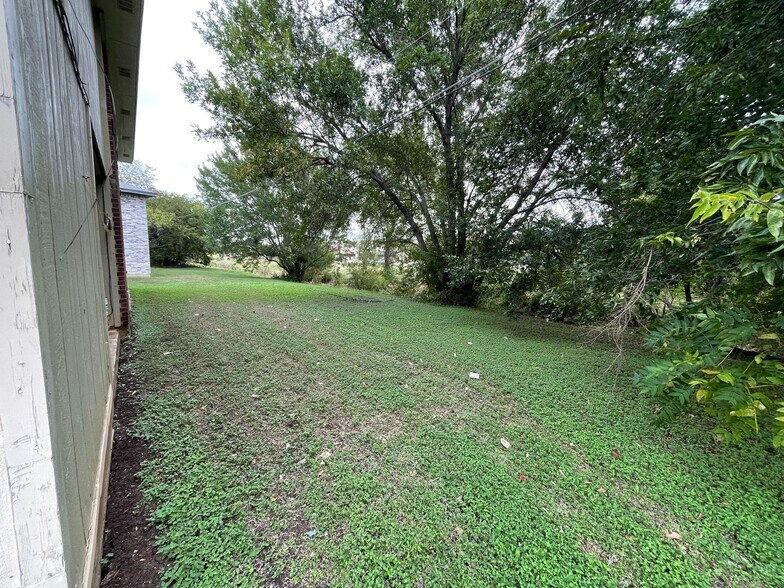 Building Photo - 1706 Benttree Dr