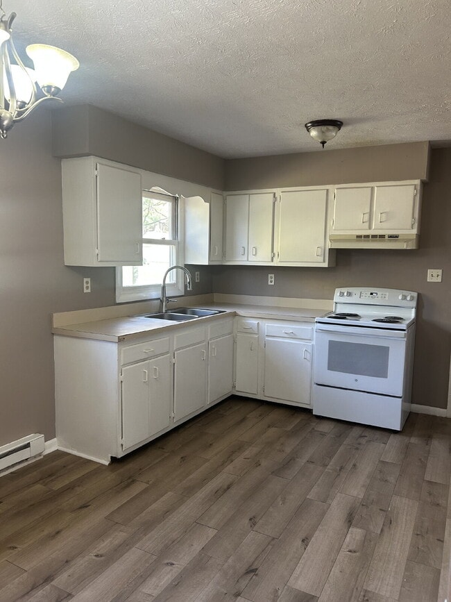 Building Photo - Pet Friendly, Fenced Yard, 3 Bedroom in Front Royal with Cozy 956 Sq Ft Living Space!"