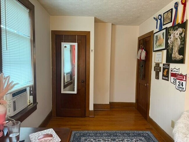 Building Photo - 4 Bedroom Townhome Across Street from JMU