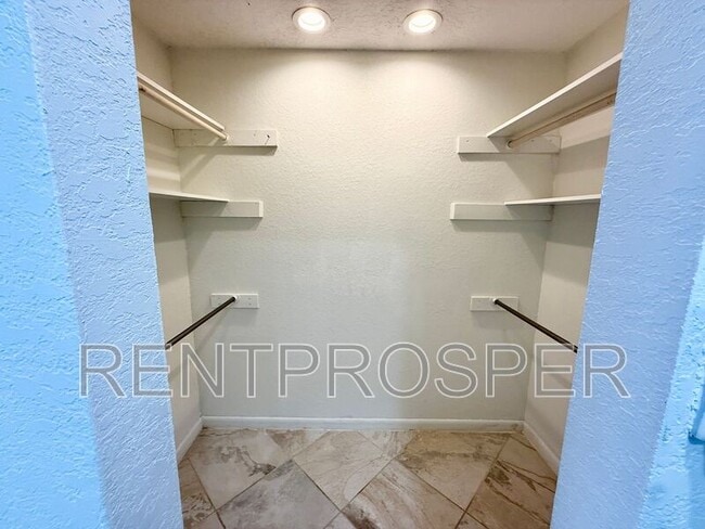 Building Photo - 4559 Lakeway Dr