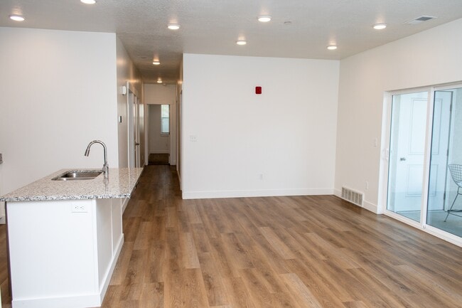 Building Photo - 459 W 15 S