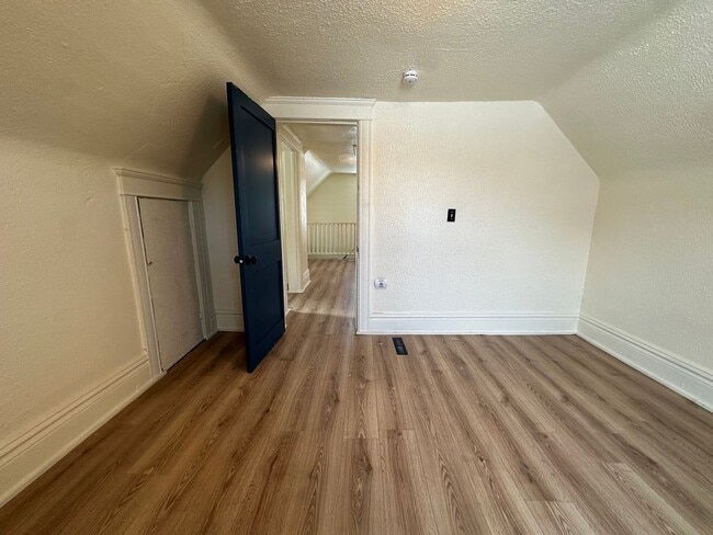 Building Photo - Two Bedroom One Bathroom Available in Battle Creek