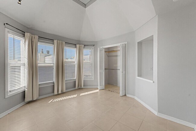 Building Photo - 2 Bed | 2 Bath Condo on Crybaby Hill