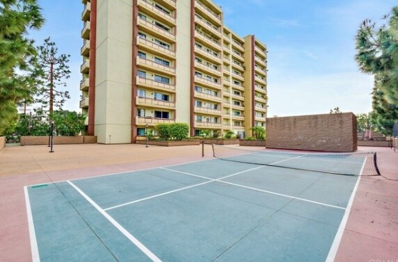 Building Photo - 321 S San Vicente Blvd