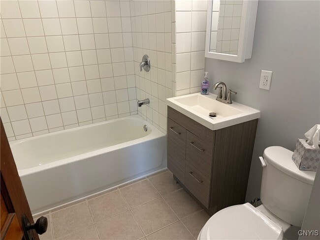 Building Photo - 812-814 Spencer St