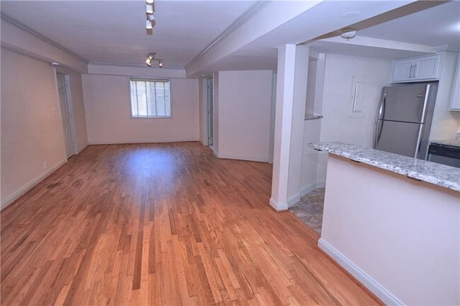 Building Photo - 417 10th St NE