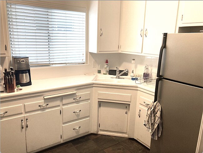 This is a pic of the apt for rent - 916 N Sweetzer Ave