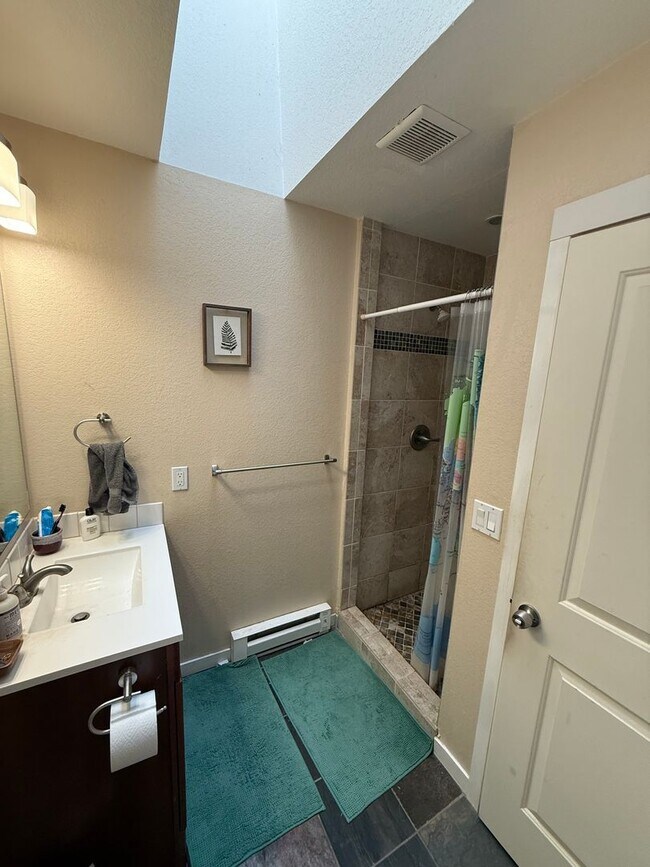 Building Photo - 3 Bedrooms!! 3 Baths!!