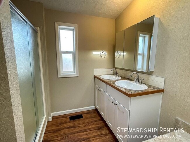 Building Photo - 1313 Bramblewood Ln