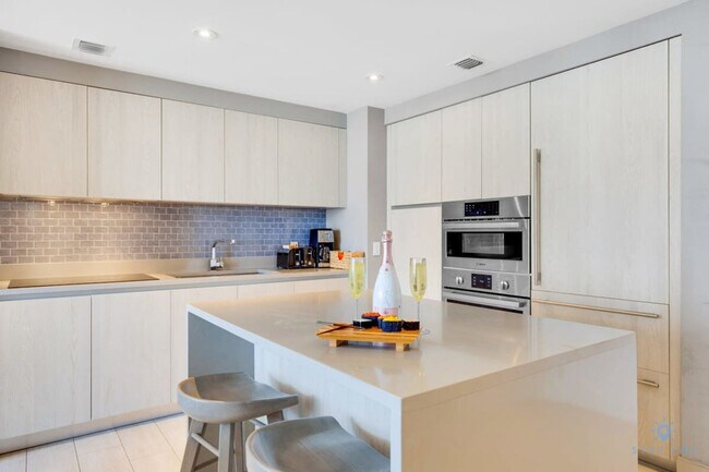 Building Photo - 4010 S Ocean Dr