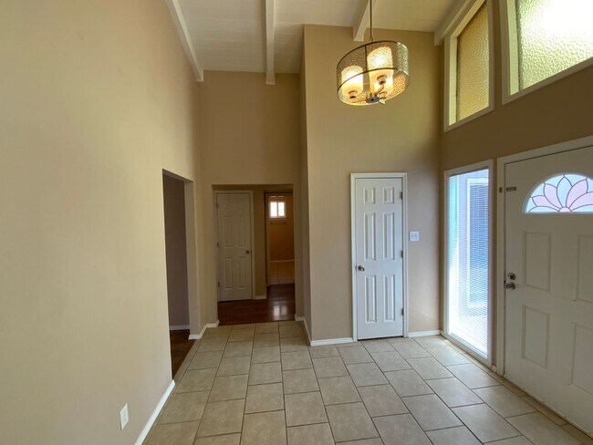 Building Photo - 3 Bedroom Single Story Home Available Near...