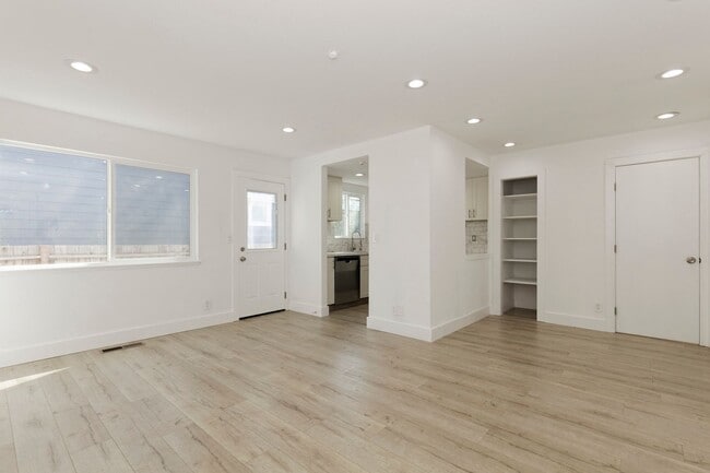 Building Photo - * 2 Weeks Rent Free * 2 Bedroom for Rent