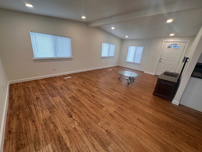 Building Photo - Remodeled and spacious home in Burbank