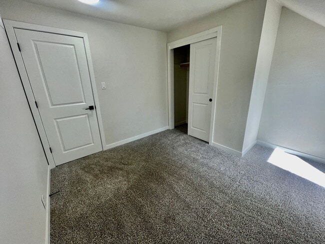 Building Photo - 5-Bedroom, 2 Bathroom Home with In-Unit Wa...