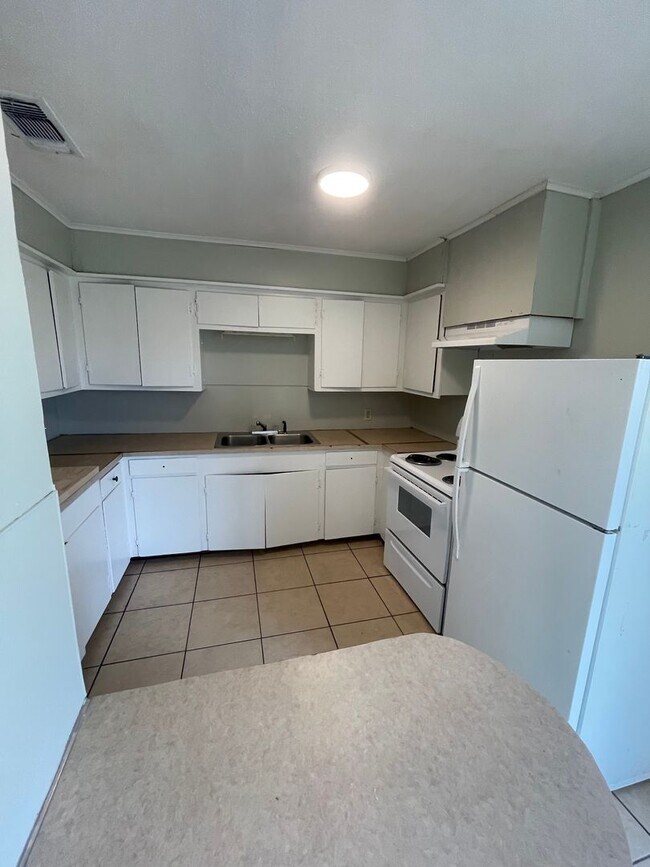 Building Photo - 3 bed 1 bath house
