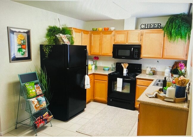 Kitchen - 600 Hosking Ave