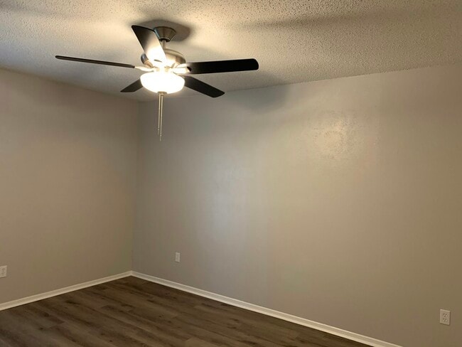 Building Photo - 404 Live Oak Dr