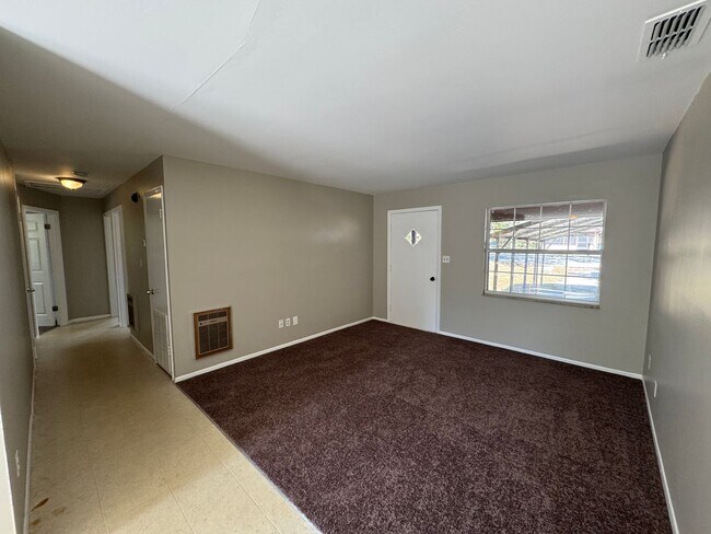 Building Photo - Charming 4 Bedroom, 1 Bathroom Home in Orange City!!