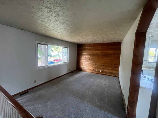 Building Photo - Great Split Entry in LaVista