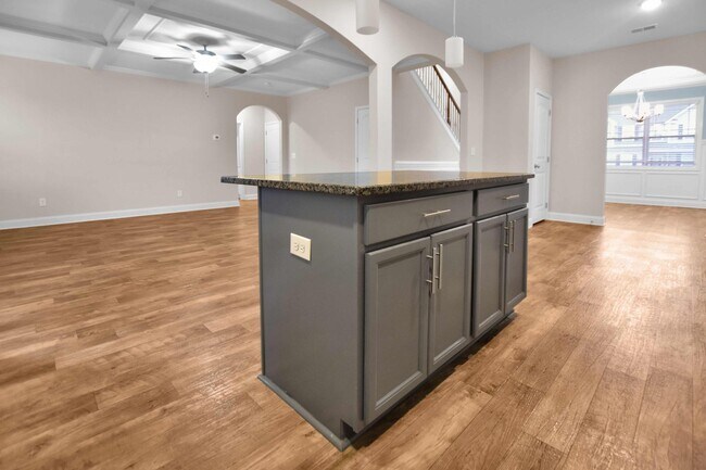 Building Photo - Pet Friendly Five Bedroom!