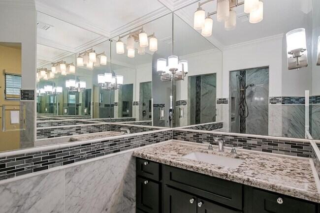 Building Photo - 5328 E Pinchot Ave