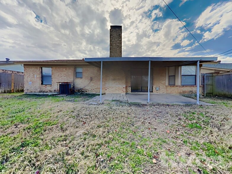 Building Photo - 6321 Macarthur Dr