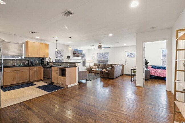 Building Photo - 3504 Speedway