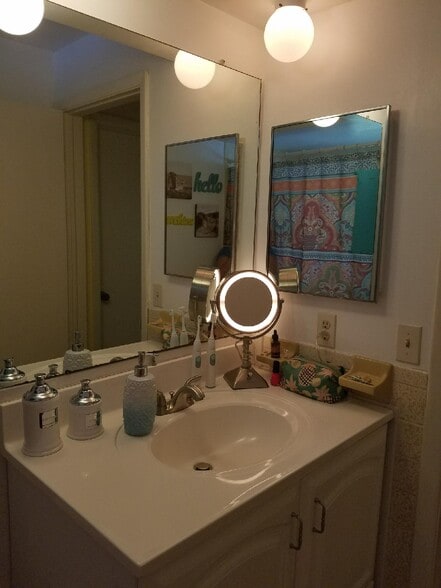 Building Photo - 1831 Kay Dr