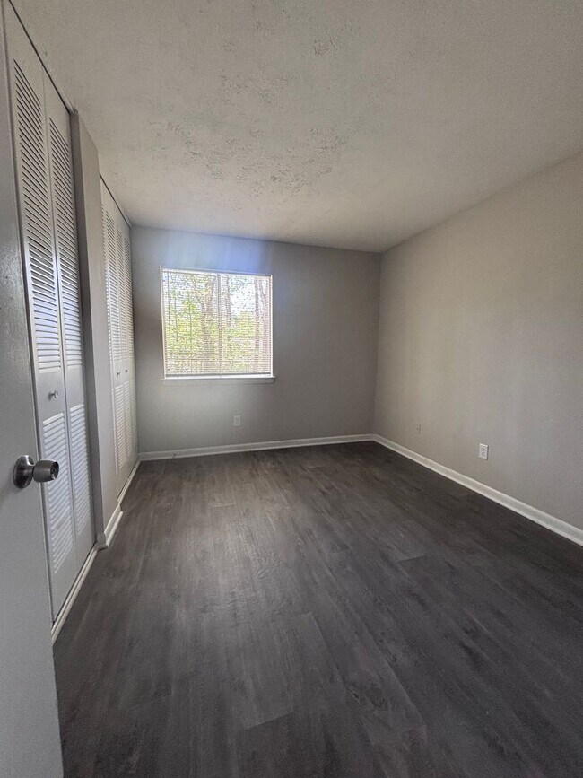 Building Photo - Great Location!