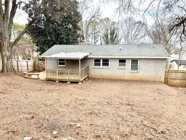 Building Photo - FOUR BEDROOM THREE BATH HOME WITH SPACIOUS...