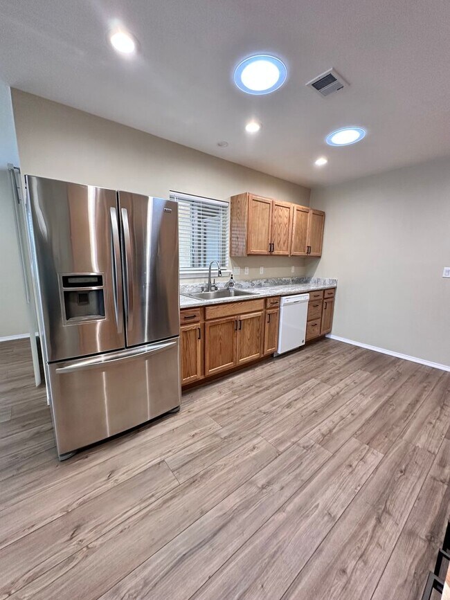 Building Photo - Coming Soon! 1 Bedroom 1 Bathroom with Ref...