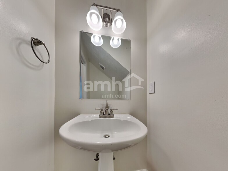 Building Photo - 4864 Ark Ln