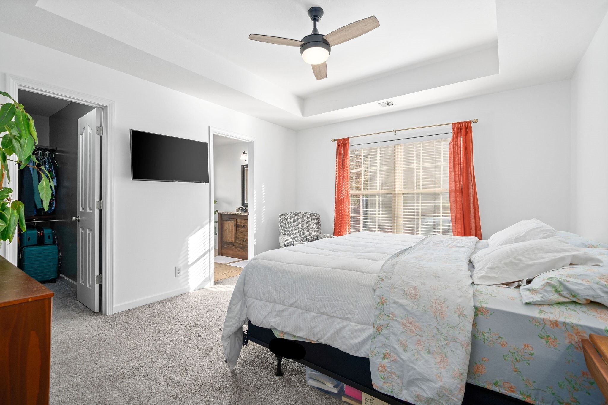 Primary bedroom with primary bathroom attached. - 525 Parkvue Village Way