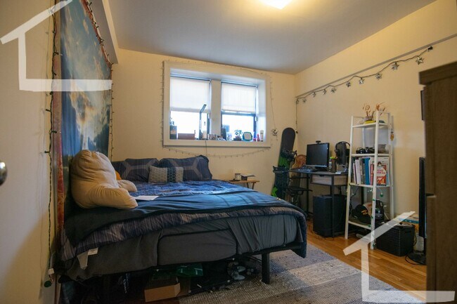 Building Photo - No Brokers Fee, heat, Hot Water Included, Garden Level Recently Renovated Unit, Laundry on a Site