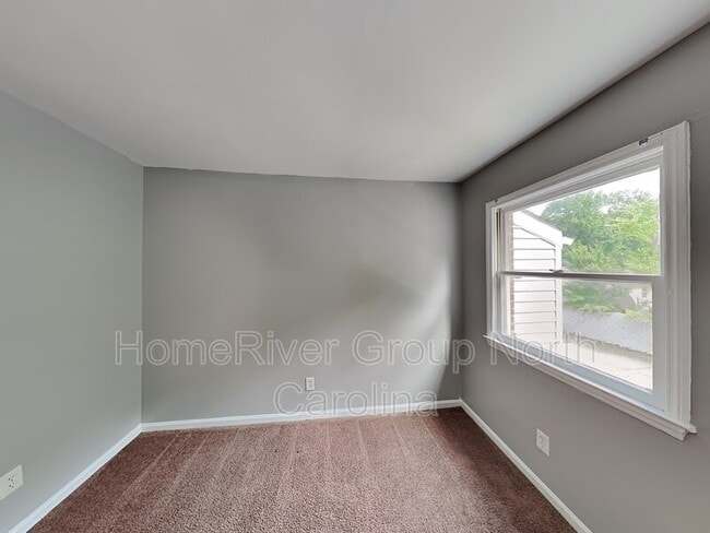 Building Photo - 1847 Boulevard St