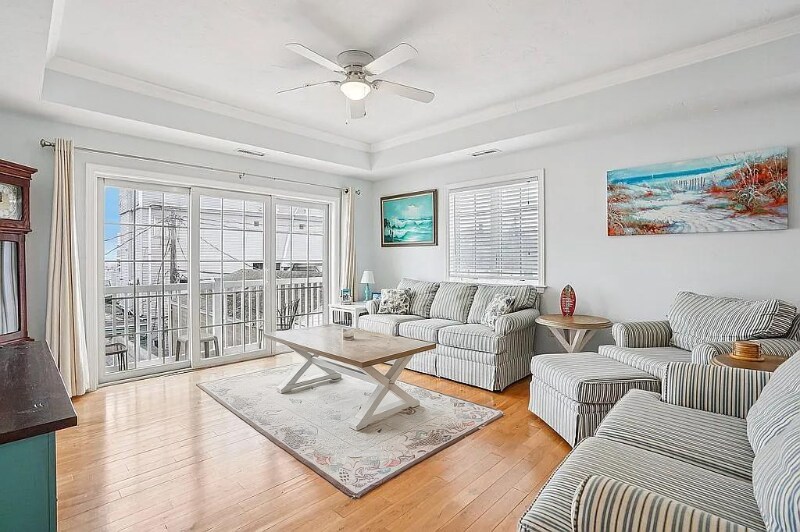 Building Photo - 7 F St