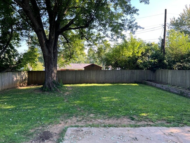 Building Photo - 3 bedroom 1 bath house & 1 car Garage