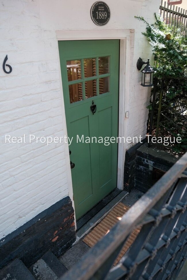 Building Photo - Beautiful Brownstone !