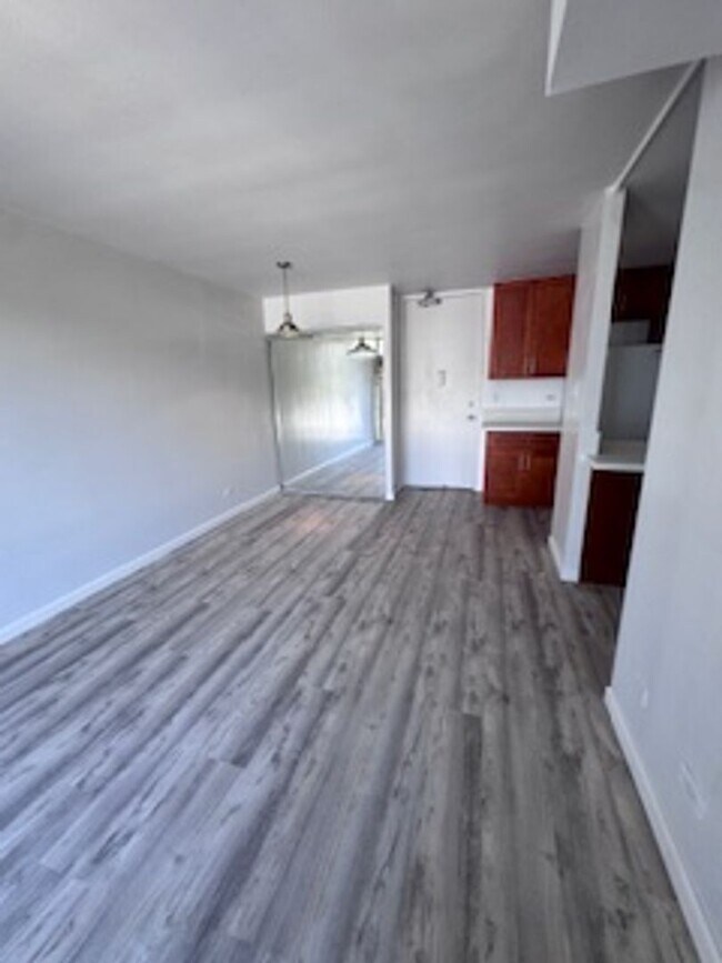 Building Photo - 1603