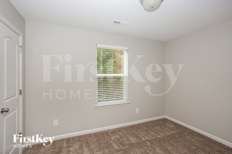 Building Photo - 4944 Rockwood Rd